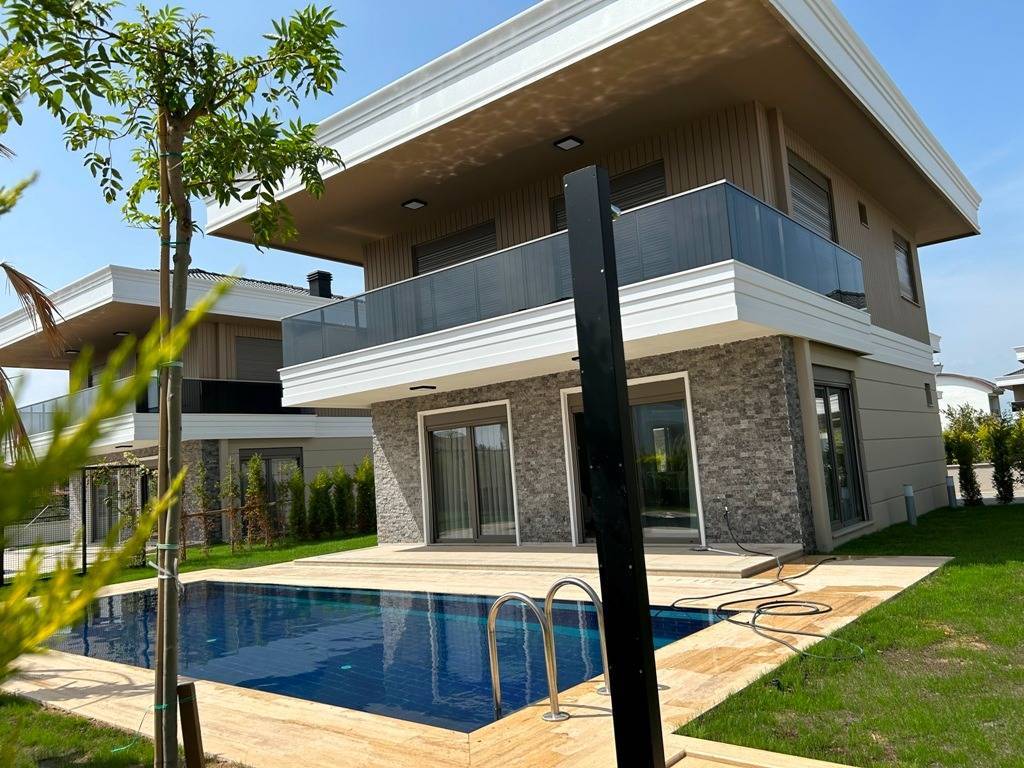 Antalya Belek'te golf sahalarına yakın özel havuzlu modern villa